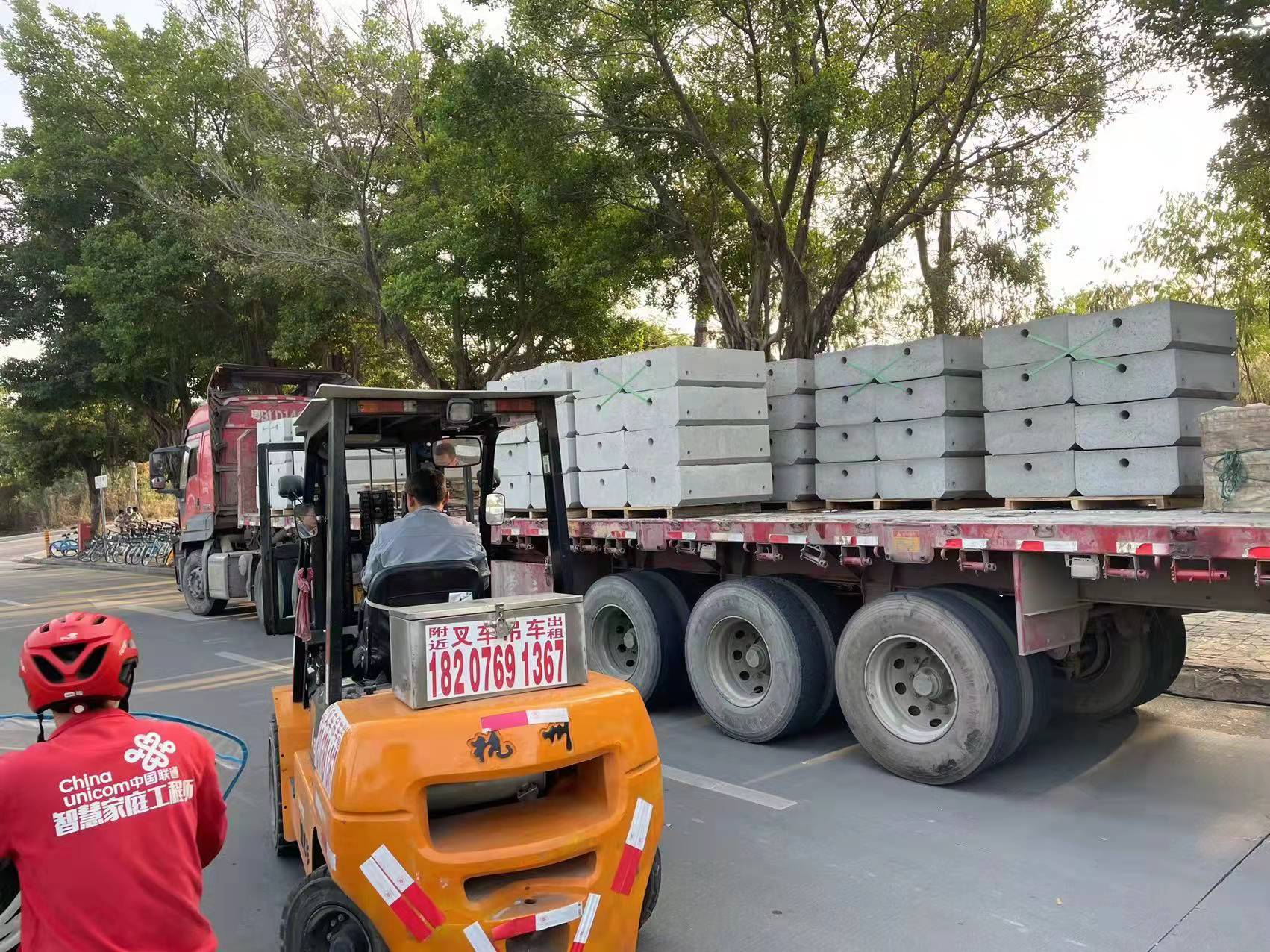 建筑工地的圍擋用的是什么材質的材料??？